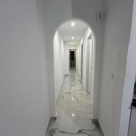 Close To The With Garage *