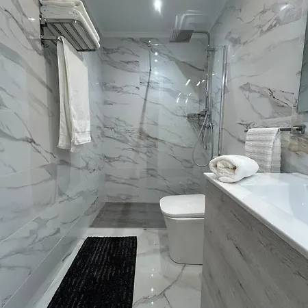 Apartment Close To The With Garage *