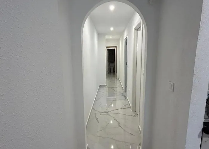 Close To The With Garage *