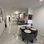 Close To The With Garage Apartament *