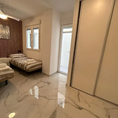 Apartament Close To The With Garage